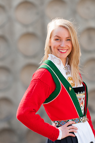 Strikket jakke til bunad - Nina Granlund Sæther