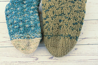 Toe.
Sample A (on left): The toe is knit with alternating two strands of MC every two stitches.
Sample B: Toe looks almost double knitted, but it actually has ladder stitch after every two or three stitches. The ladder jacquard technique can be seen on the sole.
