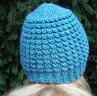 Chunky crochet beanie pattern, one‑piece construction, knit‑look texture, bulky yarn, PDF download. Easy to follow, double crochet (back loop), slip stitch accents, 56‑60 cm size, cozy winter accessory.