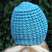 Chunky crochet beanie pattern, one‑piece construction, knit‑look texture, bulky yarn, PDF download. Easy to follow, double crochet (back loop), slip stitch accents, 56‑60 cm size, cozy winter accessory.