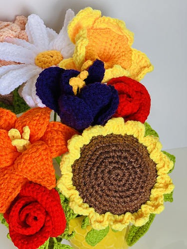 Heklede blomsterbukett - Alexandra Cuceinic