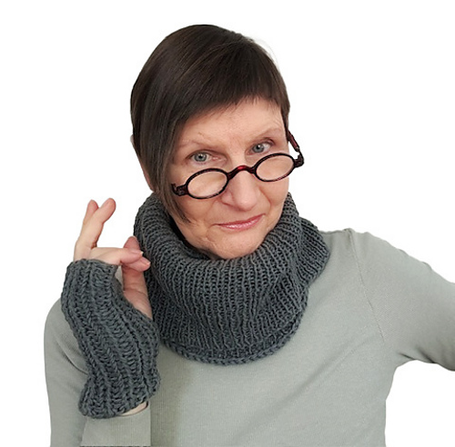 Thornley cowl & mittens photo 5
