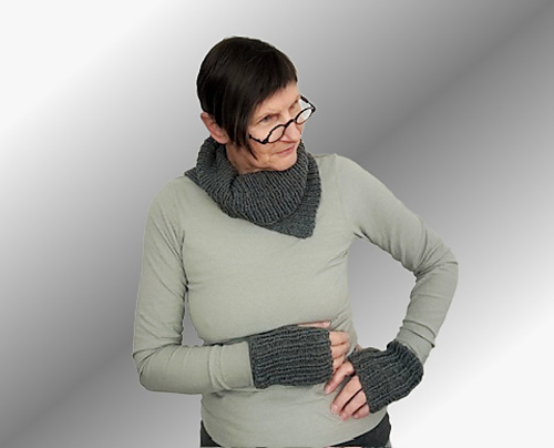 Thornley cowl & mittens photo 3