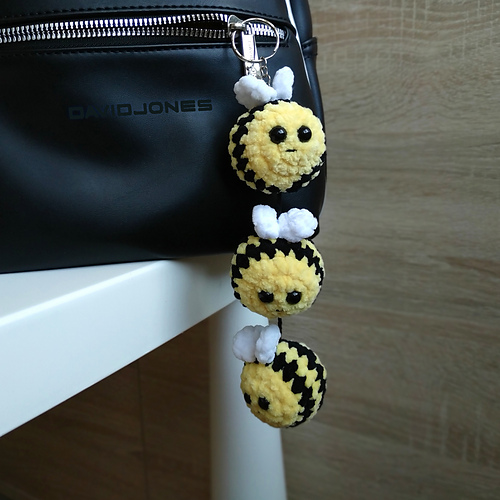 Ravelry 3 Bees Keychain pattern by Marina Emelianova