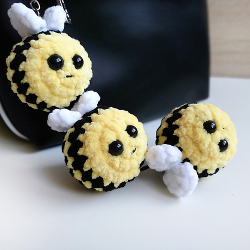 Ravelry 3 Bees Keychain pattern by Marina Emelianova