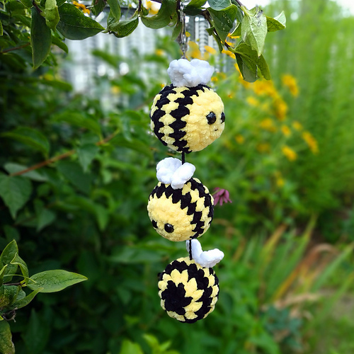 Ravelry 3 Bees Keychain pattern by Marina Emelianova