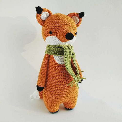 Langt Lean Fox med Skjerf Amigurumi - J.A. Poolvos