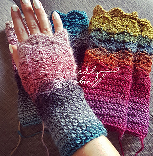 Ravelry Fantail Stitch Fingerless Gloves Pattern By Hooked By Robin