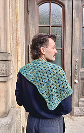 Shown in Frida Fuchs, Steppke Single, in the Titanic colourway