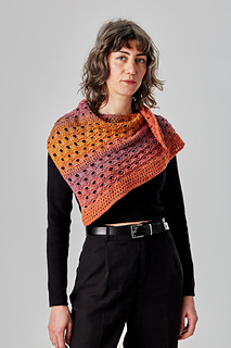 Shown in Urth Yarns, Spiral Grain, in the Crabapple colourway