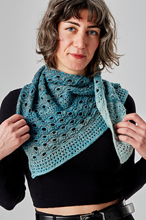 Shown in Urth Yarns, Spiral Grain, in the Silver Fir colourway