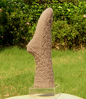 Ravelry: Ginkgo Leaves Socks pattern by Qianer Huang