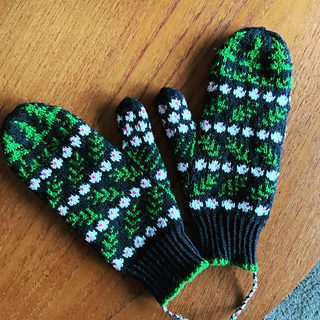 Ravelry: Vottene Barlind / The Taxus Mittens pattern by Pinneguri