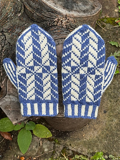St Andrew's Mitts in Northern Yarn Mamó DK