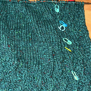Using loads of stitch markers helps with the ribbing repeat, waist shaping and sleeve decreases.
