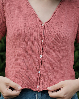 This sample has 1 fewer button than recommended - the white version has the correct number. 