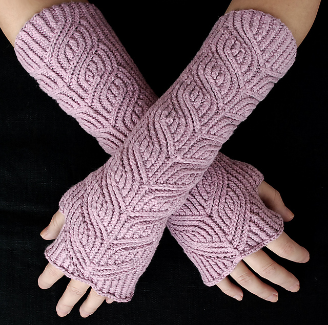 Ravelry Redmoresque's Blackberry ice cream mitts