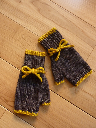 Dainty Fingerless Mittens photo 1