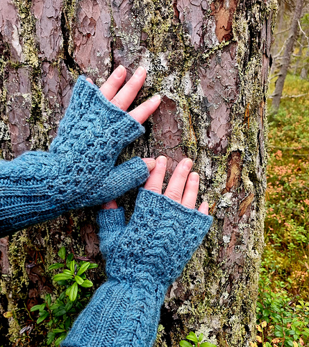 Kaarna Fingerless Mittens