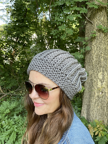 Durant Lue med litt posering / Durant Slouchy Beanie Hat - Rosehip Lane