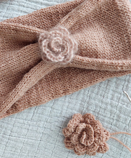 Viola-pannebånd med blomst i silkmohair
