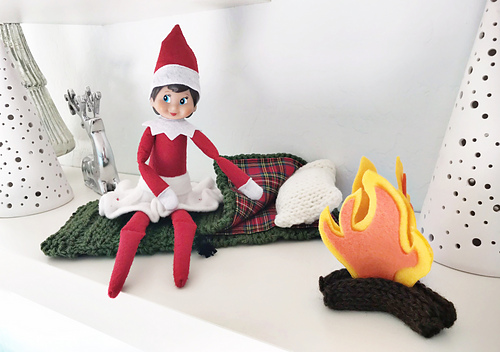 Elf on the Shelf Sovepose og Leirbål - Sally Hogancamp