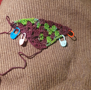 4mm hook: bigger than gauge (10cm after R7)