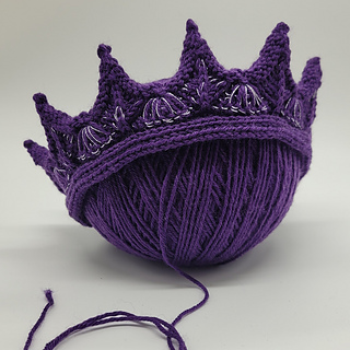 Hold metallic thread with contrast colour to achieve sparkle effect