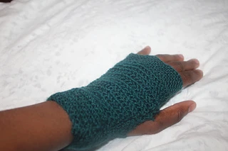 Avante Wrist Warmers
https://shidonnaravenpa.com
shidonnaravenc.wixsite.com/nobleknits