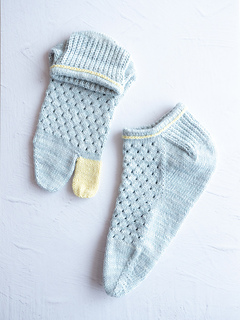 Tabi-toe + Ankle length leg + color-lined hem