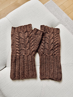 Ravelry: Meadowfold Mittens pattern by Carmen Mombour