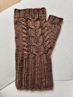 Ravelry: Meadowfold Mittens pattern by Carmen Mombour