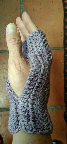 Thumb hole is large for comfort