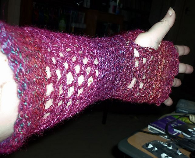 Ravelry Figure 8 Fingerless Gloves pattern by Heather Dellinger