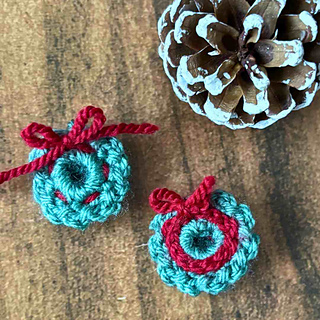 Tiny Christmas Wreath crochet pattern easy
