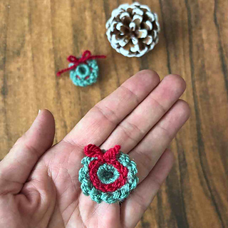 Tiny Christmas Wreath crochet pattern easy