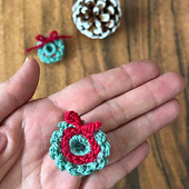 Tiny Christmas Wreath crochet pattern easy