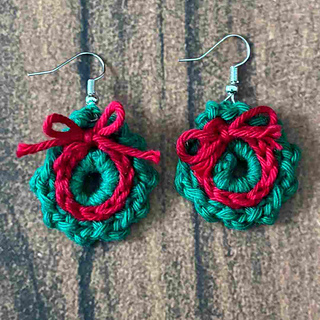 Christmas wreath earrings crochet pattern free