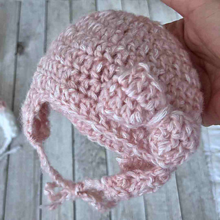 Easy baby hat with bow and ear flaps crochet pattern