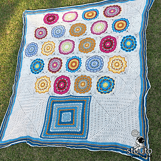 The pattern includes written instructions, row-by-row photo tutorials, and square layout guidance to help you assemble the blanket easily