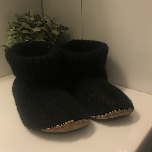 Karins tova tøfler – voksen - byStrikknica