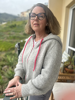 Gail is wearing size 6 SF