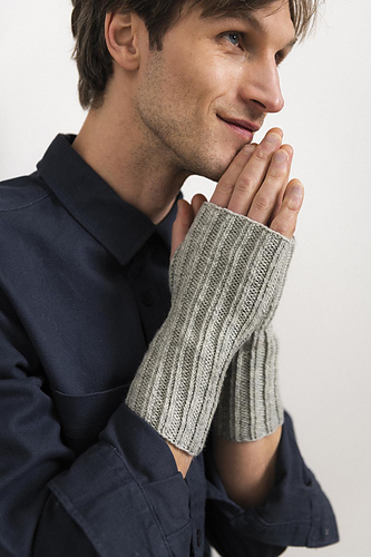 Leeds - fingerless mittens photo 7