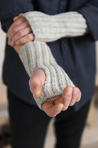 Leeds - fingerless mittens photo 5