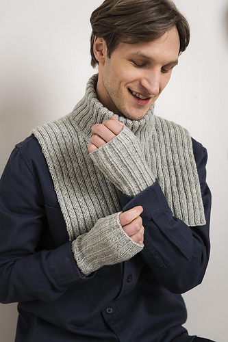 Leeds - fingerless mittens photo 4
