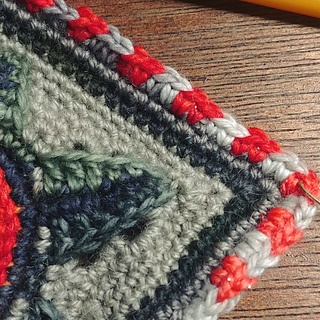 Soooo loving this two colour edging. As it happens with my scrappy colour palette that the colours are gray/white and red sparkle. :D DELIGHTFUL