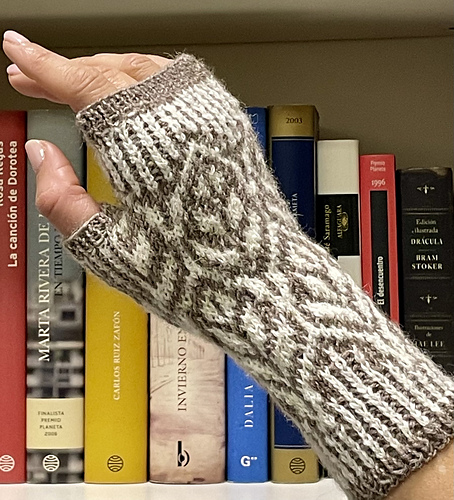 Hedgerow Fingerless Mittens photo 2