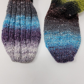 I like that the ribbing pattern at the top goes all the way to the end while the bottom is smooth knit for comfortable walking.