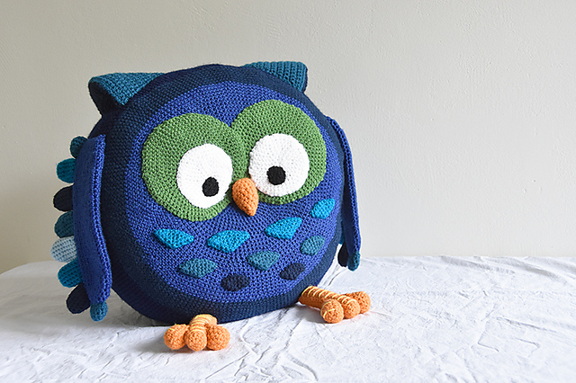 Ravelry Huge Owl Pillow Pattern By Joyce Overheul