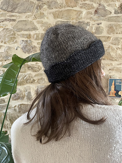 Size adult S-M
Big scallops
No modifications
Model has a 55 cm / 21.75 in head circumference